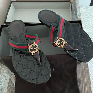 GUCCI leather logo embossed footbed flip flop